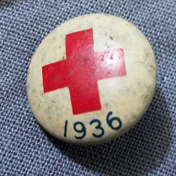 Vintage red cross donor pins lot of 3 - Picture 5 of 10